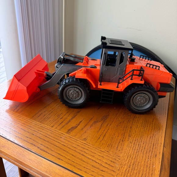 Driven by Target R/C Midrange Front End Loader. MISSING REMOTE - Picture 1 of 5